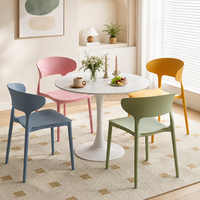 Chaise de salle à manger empilable moderne en polypropylène - Écologique, résistante à l'eau, durable, pour une utilisation en extérieur et en cuisine, pour les hôtels et les restaurants