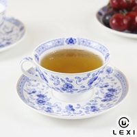 Ensemble de 2 tasses à thé et soucoupes en porcelaine bleue à motifs floraux, bord doré, style vintage, en céramique blanche, pour le thé de l'après-midi à la maison, cadeau