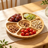 Ronde bamboe serveerschaal met 5 compartimenten, houten dienblad voor snacks, noten en fruit, geschikt voor hapjes en voedsel bij feestjes.
