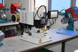 Servo semiautomático de alta precisión, modelo de cable silencioso, crimpadora de cinturón de cobre/máquina prensadora de alambre equipada con lupa - Product Image 3