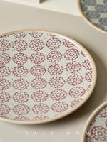 Assiette ronde artisanale sous glaçure avec motif d'hortensia. Assiette vintage rouge rouillé, bleue et blanche pour le petit-déjeuner/le dîner, importée