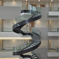 Escalier en verre incurvé avec main courante ronde en acier et limon blanc