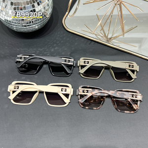 Occhiali da Sole da Donna Roman Brand con Montatura Grande Quadrata, Motivo a Rombi Intagliato, Aste Sottili e LOGO Diamantato, Colorati per Viaggi - Product Image 4