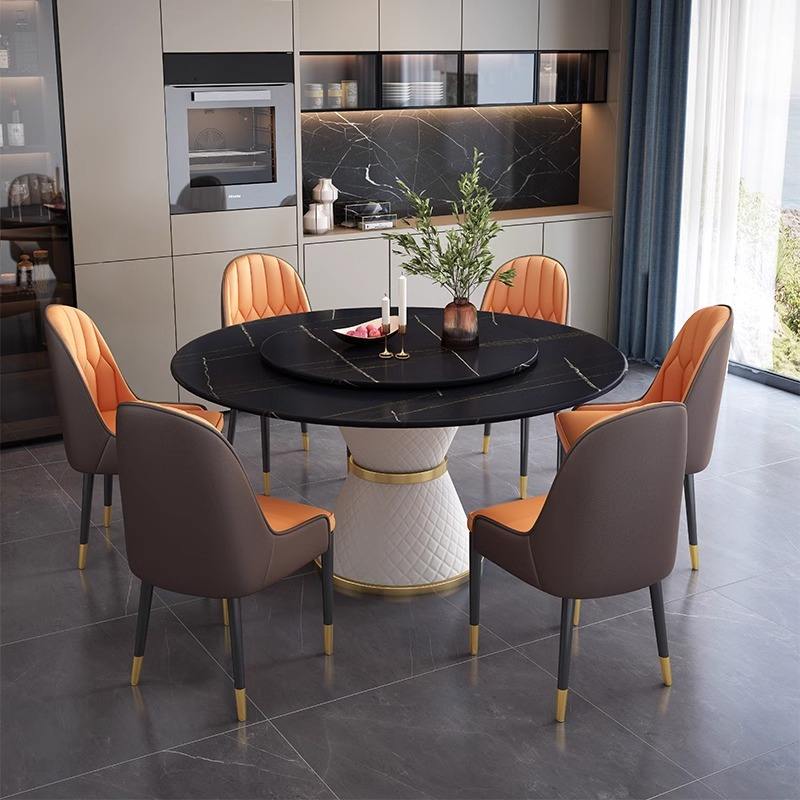 Une table avec quatre chaises