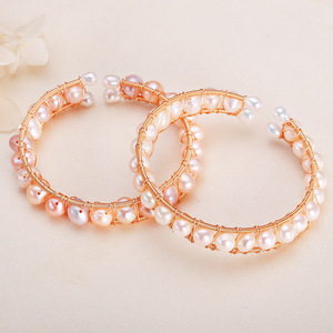 สร้อยข้อมือไข่มุกน้ำจืดแท้ ชุบทองแดงและทองคำ งานแฮนด์เมดสไตล์เรโทรจากจูจี้ ดีไซน์พันรอบเต็มวง ด้วยไข่มุกแท้ - Product Image 1