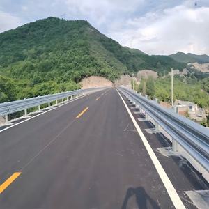 Barriera di Protezione Stradale in Acciaio Ondulato a Profilo W Zincata a Caldo Finitura Argento Grado Ingegneristico Riflettente Protezione Autostradale - Product Image 1