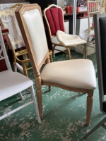 Vente en gros de chaise de restaurant beige et marron chaises de salle à manger en cuir PU moderne avec pieds en métal chaise empilable en métal de salle à manger