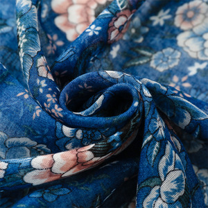 Fabbrica della cina all'ingrosso più recente <span class=keywords><strong>elegante</strong></span> fiore <span class=keywords><strong>blu</strong></span> morbido scialli stampati imitazione cotone sentimenti sciarpe lunghe grandi donne sciarpe - Product Image 4