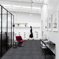 Le tapis modulaire écologique de bureau commercial couvre de tuiles le tapis démontable de Pile de boucle de support non-tissé de PE