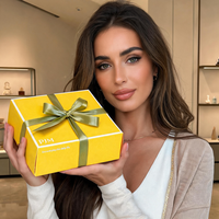 Boîte cadeau en carton jaune premium personnalisée avec ruban en satin blanc crème pour emballage de cadeau décoré de fleurs séchées