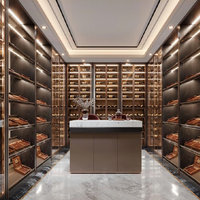Système de rangement de vin autoportant en bois avec comptoir central de barman et grille à vin multi-niveaux pour cave de villa