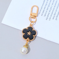 Porte-clés Charme Fleur Blanche Rose en Métal Plaqué Or avec Diamants et Perles, Pendentif Floral pour Sac d'Écouteurs, Accessoires de Porte-clés Mignons