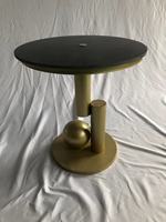 Table d'appoint ronde d'art moderne, plateau en pierre frittée et structure en fer doré, table de bout de canapé sculptée géométriquement pour la décoration du salon