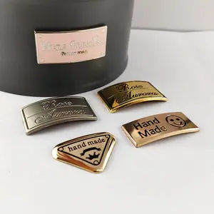 Tazza di candela personalizzata per aromaterapia in legno OEM logo piastra metallica sporgente in acciaio inox con arco curvo