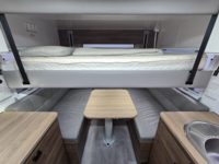 Vente en gros : Ensemble complet d'accessoires de camping pour camping-car moderne robuste 4x4, fourgonnette et camionnette à plateau, économique, pour 4 personnes