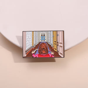 Horrorfilm Szene mit Blick auf Hotel Korridor Emaille Pin Punk Gothic Metall Brosche Revers Rucksack Abzeichen Schmuck Geschenk für Freunde - Product Image 2