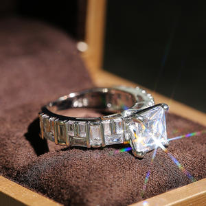 Anello di Fidanzamento F597 in Oro Bianco per Donna con Diamante Naturale Taglio a Pera e Pietre Laterali Baguette Colore D - Product Image 4