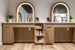 Diseño de Interiores de Salón de Belleza de Lujo |   Estaciones de Estilismo Minimalistas Francesas Modernas, Espejos LED Personalizados de Roble y Latón, Equipamiento Completo para Salón de Belleza - Product Image 4