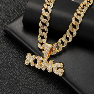 Collar <span class=keywords><strong>de</strong></span> Cadena Cubana con Colgante Grueso <span class=keywords><strong>de</strong></span> Letra KING con Diamantes Completos <span class=keywords><strong>de</strong></span> Aleación <span class=keywords><strong>de</strong></span> Zinc, Estilo Europeo Americano, Joyería Unisex, Superventas - Product Image 1