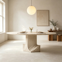 Table à manger ronde en travertin beige naturel de luxe moderne avec piédestal cannelé à plusieurs niveaux pour projet de villa en Australie