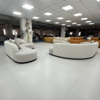 Canapé modulaire en cuir courbé gris clair moderne à trois places, rembourrage en éponge, ensemble de meubles durables et confortables