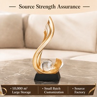 Sculpture abstraite en résine dorée avec boule de cristal transparente, figurine artistique pour table, salon, bureau et décoration d'étagère
