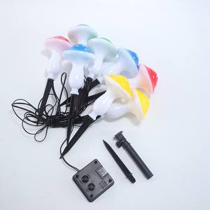 Lámpara solar LED para exteriores con forma de hongo, colorida e impermeable, utilizada para decoración de jardín o patio navideño. - Product Image 6