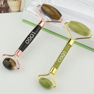 Outil <span class=keywords><strong>de</strong></span> <span class=keywords><strong>massage</strong></span> du <span class=keywords><strong>visage</strong></span> avec logo personnalisé Jeu <span class=keywords><strong>de</strong></span> rouleaux <span class=keywords><strong>de</strong></span> <span class=keywords><strong>massage</strong></span> au jade <span class=keywords><strong>Rouleau</strong></span> <span class=keywords><strong>de</strong></span> jade en pierre verte Xiuyan Gua sha <span class=keywords><strong>pour</strong></span> <span class=keywords><strong>le</strong></span> <span class=keywords><strong>visage</strong></span> - Product Image 3