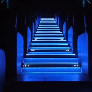 Bande lumineuse LED pour escalier modèle FMT, étanche, pour intérieur et extérieur, éclairage d'allée pour cinéma, théâtre, hôtel, éclairage d'escalier - Product Image 1
