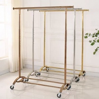 Porte-vêtements mobile Mookoo élégant en laiton avec barre réglable et roulettes verrouillables pour l'affichage de vêtements de détail