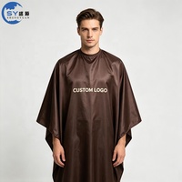 Cape de coiffure professionnelle personnalisée marron avec logo, fermeture réglable, en polyester imperméable pour salon de beauté et barbier