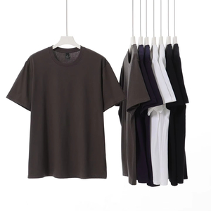 Fabricants de vêtements <span class=keywords><strong>personnalisé</strong></span> nouvelle Collection d'é<span class=keywords><strong>t</strong></span>é couleur unie minimaliste 200 grammes 100% coton <span class=keywords><strong>t</strong></span>-<span class=keywords><strong>shirt</strong></span> à manches courtes pour hommes - Product Image 1