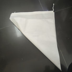 Белая нетканая сумка-тоут на заказ с завязками и фольгированным тиснением 52x63 см, оптовая продажа - Product Image 1