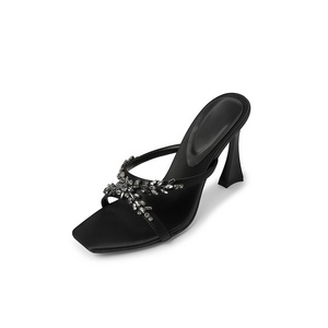 2026 <span class=keywords><strong>Mules</strong></span> Glamour en Satin à Cristaux et à Lanières, Style Y, à Bout Ouvert, avec Talon Flûte Champagne, Sandales de Soirée de Luxe Personnalisées OEM - Product Image 1