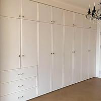 Armoire convertible en bois de style français moderne avec coiffeuse et bureau intégrés, facile à assembler, grande capacité pour chambre de villa
