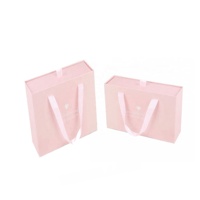 Maßgefertigte Luxus-Geschenkbox aus Rosa Papier mit Griff und Prägung für Kleidung, Schuhe, Kosmetik, Geschenke und Pelzartikel