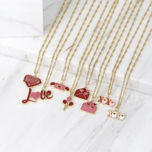 Kalung Ringan Berkilau dengan Hiasan Emas, Huruf Cinta Kursif Berbentuk Hati Berkilauan Merah Muda dan Merah Mengkilap - Product Image 1