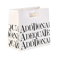 Sac d'emballage en papier kraft écologique de luxe avec logo personnalisé, étanche à l'humidité, durable et réutilisable avec poignées découpées