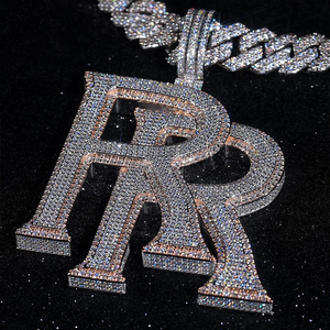 Colgante Personalizado de 3.5 Pulgadas con Letra Doble R, Moissanita VVS que Pasa la Prueba del Diamante, Estilo 'Ice Out', Chapado en Oro sobre Plata, Joyería Hip Hop - Product Image 1