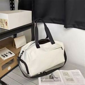 Muestra gratuita de bolsa de lona de poliéster rosa grande, acolchada, con diseño personalizado, para mujer, ideal para viajes y gimnasio, con logo. - Product Image 1