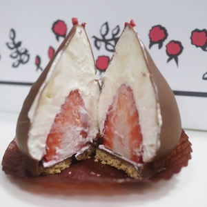 Fraises lyophilisées enrobées <span class=keywords><strong>de</strong></span> <span class=keywords><strong>chocolat</strong></span> noir et blanc, collation <span class=keywords><strong>de</strong></span> fruits entiers, fabrication OEM, marque privée, vente en gros - Product Image 1