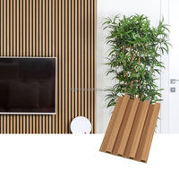 Revestimiento de pared impermeable de paneles estriados WPC duraderos decorativos para salas de estar