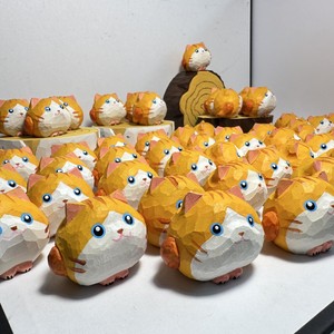 Figura de Gatito Hecha a Mano en Madera de Tilo, Estilo de Dibujos Animados, Decoración para Escritorio o Auto, Regalo en Naranja, Negro, Blanco, Gris y Blanco Crema - Product Image 4