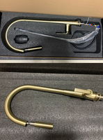 Robinet de cuisine moderne en or brossé avec douchette extractible et flexible pour évier