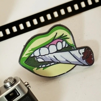 Broche tendance en forme de lèvres vertes sexy avec cigarette, broche unique pour femme, accessoire de mode quotidien, clip pour foulard, mini sac à vêtements mignon