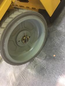 Pneus en caoutchouc massif robustes 12X4.5 pour plateforme élévatrice à ciseaux autopropulsée - Product Image 5