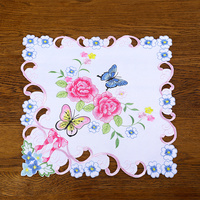 Les nappes rectangulaires brodées avec des motifs de papillons et de fleurs conviennent très bien à la décoration de vacances à domicile