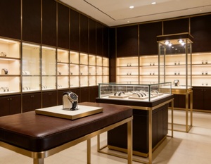 Set Espositivo Lusso per Orologi in Pelle Marrone Scuro con Dettagli Dorati - Pacchetto Completo Chiavi in Mano per Negozi, Armadietti a Muro, Piedistalli e Banconi per Centri Commerciali - Product Image 1