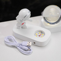 Lampe de nuit créative astronaute avec boule de cristal ciel étoilé, lampe d'ambiance décorative lumineuse de bureau, ornement personnalisé