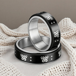 Roterende ring van roestvrij staal, zwarte band met zilverachtige vlindergravure voor angstverlichting en dagelijks modegebruik - Product Image 1
